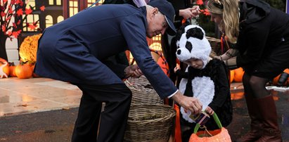 Joe Biden celebrował Halloween w Białym Domu. Rozdawał cukierki dzieciom, ale nie był sam