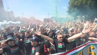 Magyarország–Portugália: óriási tömeg, skandáló szurkolók, fergeteges hangulat – Élőben a menet helyszínéről