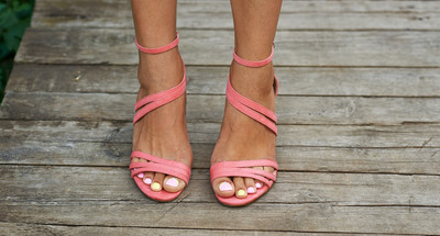 Hot trend na lato: płaskie sandały z paseczkami. Szukamy najpiękniejszych!