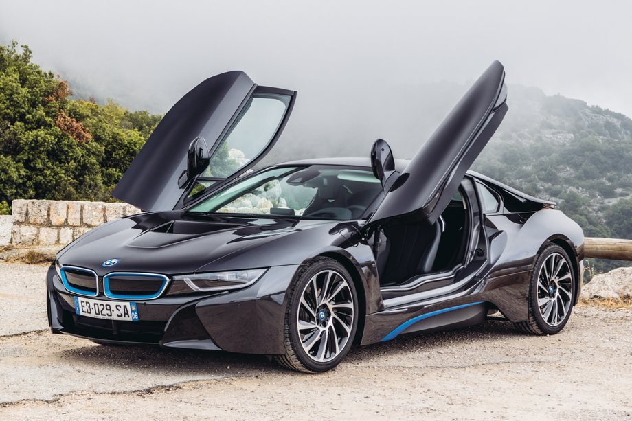 BMW i8 pojawiło się w 2015 roku. Bardzo sportowa i aerodynamiczna sylwetka, drzwi otwierane do góry - to jego znaki rozpoznawcze. Był to pierwszy seryjnie produkowany samochód wyposażony w reflektory laserowe. 