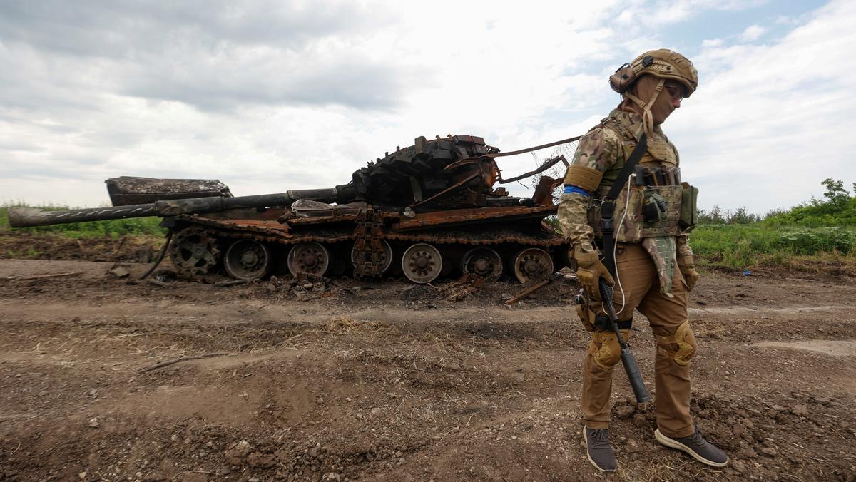 Zniszczony czołg na terenach wyzwolonych w czerwcu 2023 r. przez Ukraińców