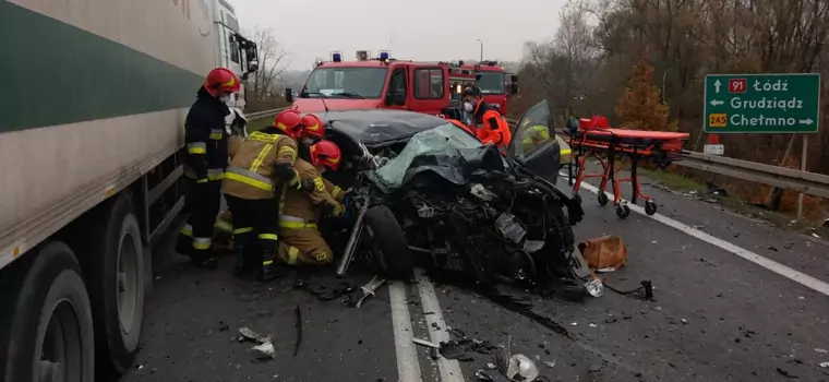 Zderzenie ciężarówki z Golfem. Droga krajowa zablokowana