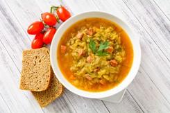 Zupa z młodej kapusty. Wiosenny przepis Jakuba Kuronia