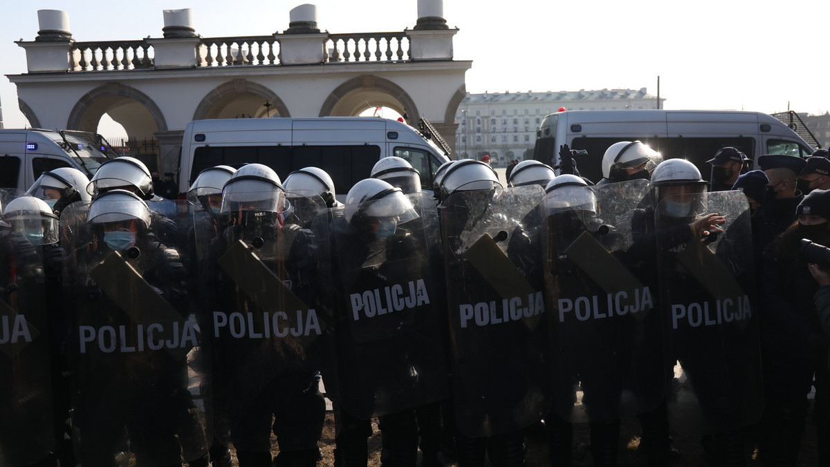 Policjanci ochraniają obchody rocznicy 10 IV