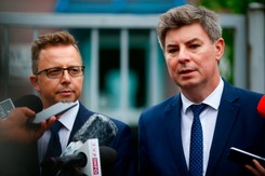 Rzecznik PO przeciw tęczowym flagom na pomnikach. 'Granice zostały przekroczone'