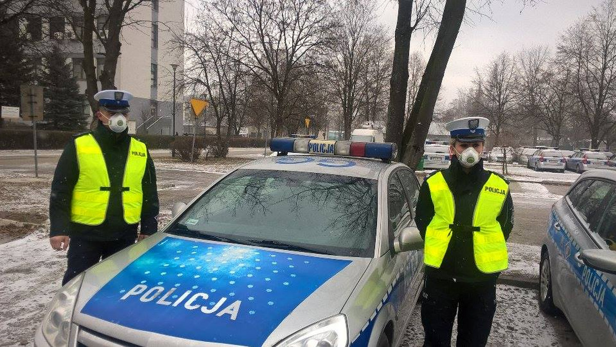 Sto masek antysmogowych trafi dziś w ręce krakowskich policjantów. Łącznie funkcjonariusze w całej Małopolsce mają ich otrzymać 4 tysiące.