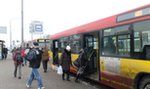 Autobusy jeżdżą stadami, a pasażerowie czekają