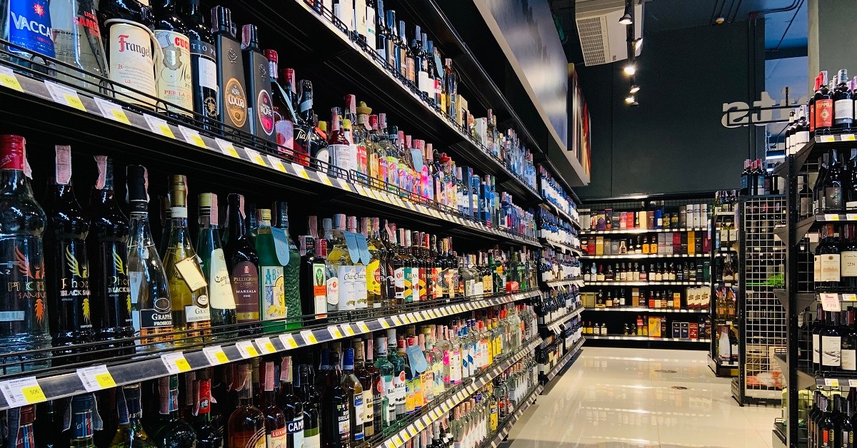 Bezwitrynowa iluzja. O regulacji, która udaje politykę zdrowotną