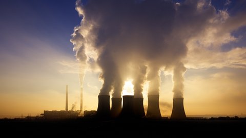 Jeszcze cztery lata temu po długich negocjacjach PGE przejęło aktywa energetyczne francuskiego EdF w Polsce. Okazuje się, że sporo przepłaciło, ale w momencie podpisywania umowy wyglądało to inaczej za sprawą raportów rządowych.
