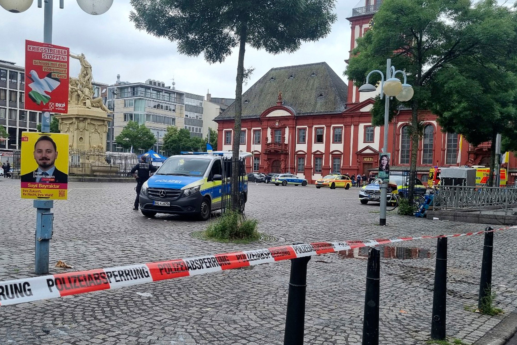 Policajti a hasiči po incidente na námestí Marktplatz v nemeckom Mannheime.
