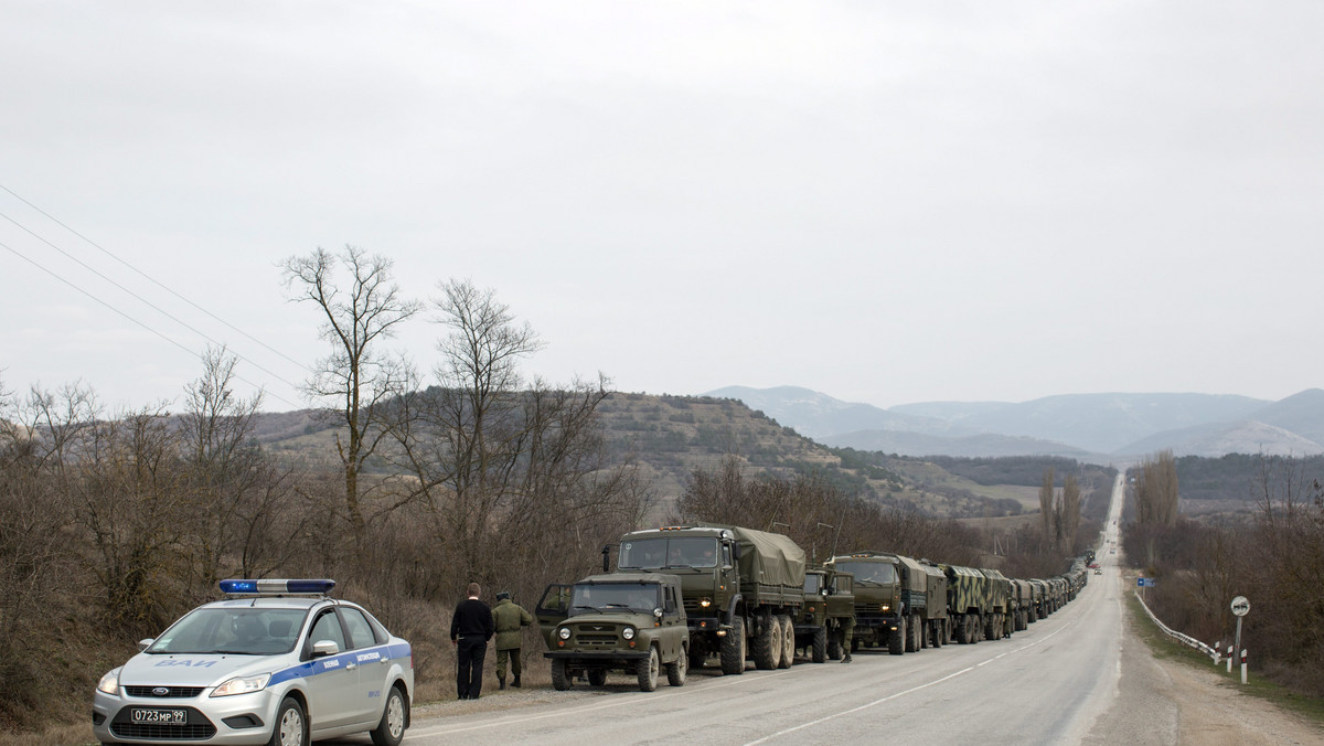 Konwój kilkudziesięciu pojazdów i ciężarówek wojskowych transportujących ciężko uzbrojone wojsko zmierzał do bazy niedaleko Symferopola, stolicy Krymu - informują światowe agencje.