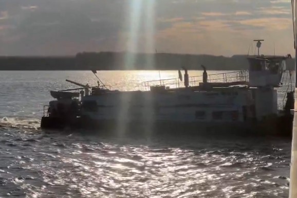 (VIDEO) KRUZER SA VIŠE OD 200 PUTNIKA SE NASUKAO NA DUNAVU Male šanse da se uskoro pomeri, zarobljeno još 15 brodova