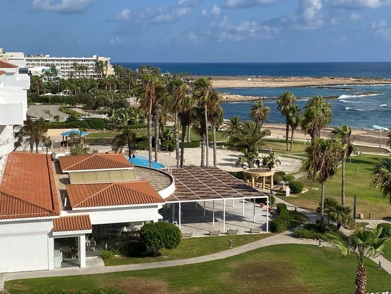 Paphos - hotel, który mam po sąsiedzku, nad samym morzem, zamknięty na głucho.