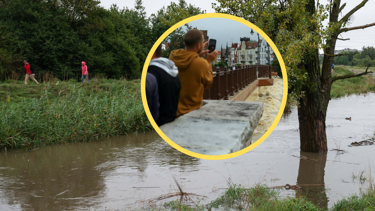 "Turystyka powodziowa" trwa w najlepsze. Ludzie zabierają ze sobą dzieci 