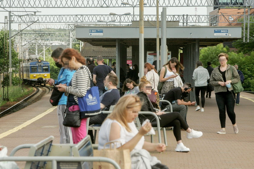 Tak się podróżuje pociągami SKM w Trójmieście. Bez masek i w tłoku