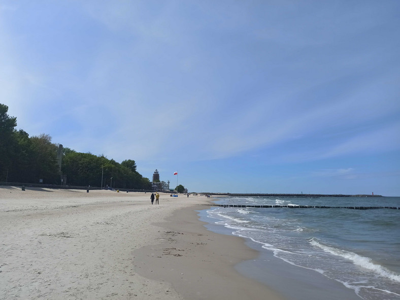 Plaża w Kołobrzegu z widokiem na latarnię morską