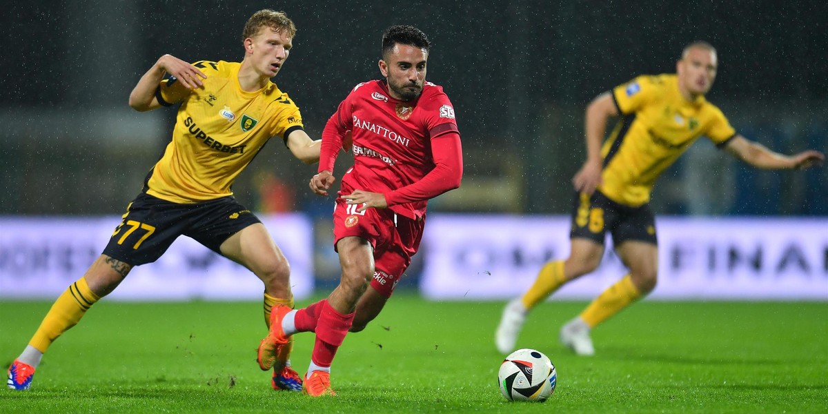 GKS Katowice zremisował wygrany mecz, dając sobie strzelić gola na 2:2 w doliczonym czasie gry. W akcji widzewiak Fran Alvarez. za nim Mateusz Kowalczyk.