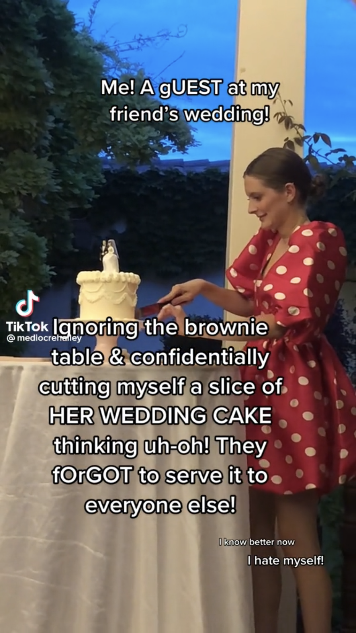 Hailey si spokojne krája zo svadobnej torty.