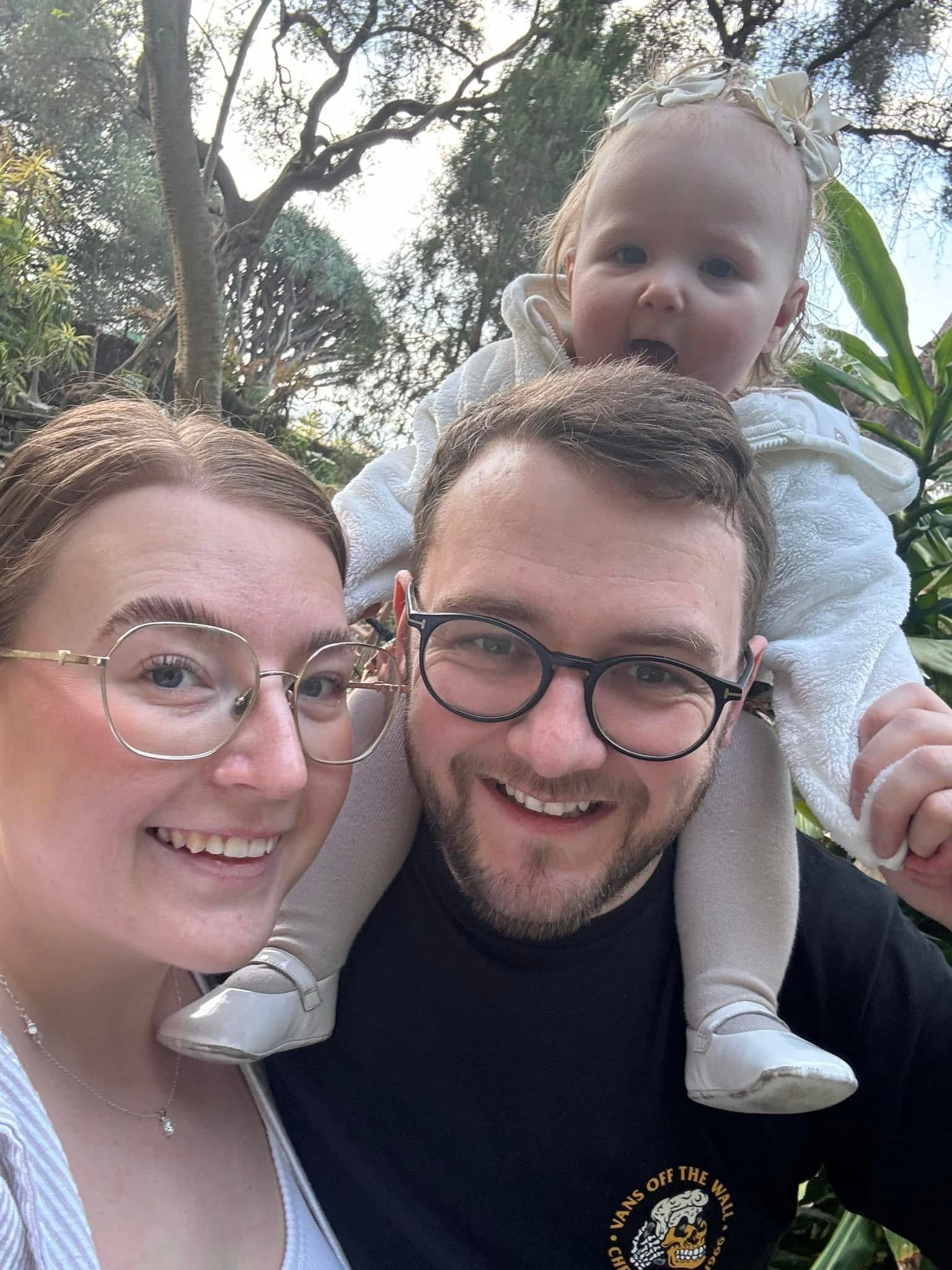 Dvojročná Isobel, ktorá tragicky zomrela po páde do jazierka, s rodinou. 