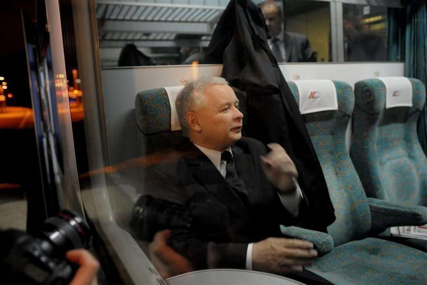 Kaczyński widział "tuskobus" z pociągu?