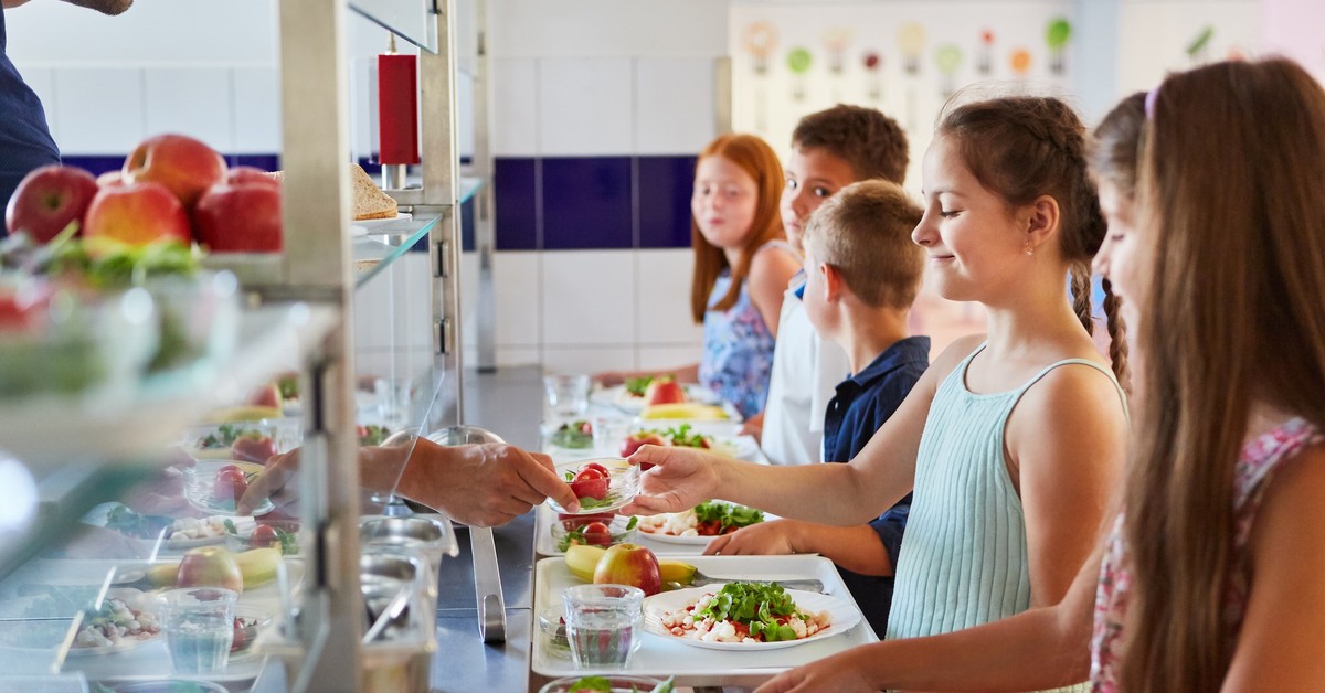 Zmiany w szkolnych stołówkach od września. Obowiązkowy dzień roślinny nie wystarczy. Co jeszcze czeka dzieci?