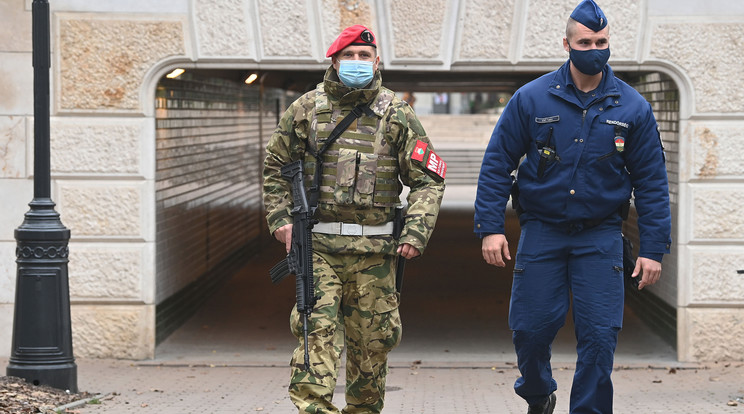 Budapest, 2020. november 16.Rendőr és katona járőrözik a Jászai Mari téren 2020. november 16-án. Ettől a naptól a katonák is segítik a rendőrök munkáját a közterületeken, részt vesznek a közrend, köznyugalom, közbiztonság fenntartásában. A katonák részt vesznek veszélyhelyzeti szabályok, valamint a kijárási tilalom szabályainak ellenőrzésében, továbbá az egészségügy működőképességét is segítik a koronavírus-járvány második hullámának idején./ Foto:MTI/Bruzák Noémi