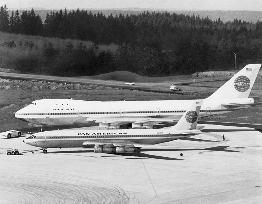 Boeing 707 linii lotniczych Pan Am na tle Boeinga 747