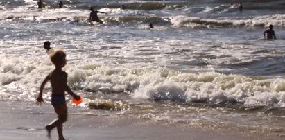 Idziesz z dzieckiem na plażę? Miej to przy sobie. To nie wstyd