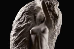 Adam i Ewa – rzeźba w marmurze autorstwa Michała Jackowskiego.