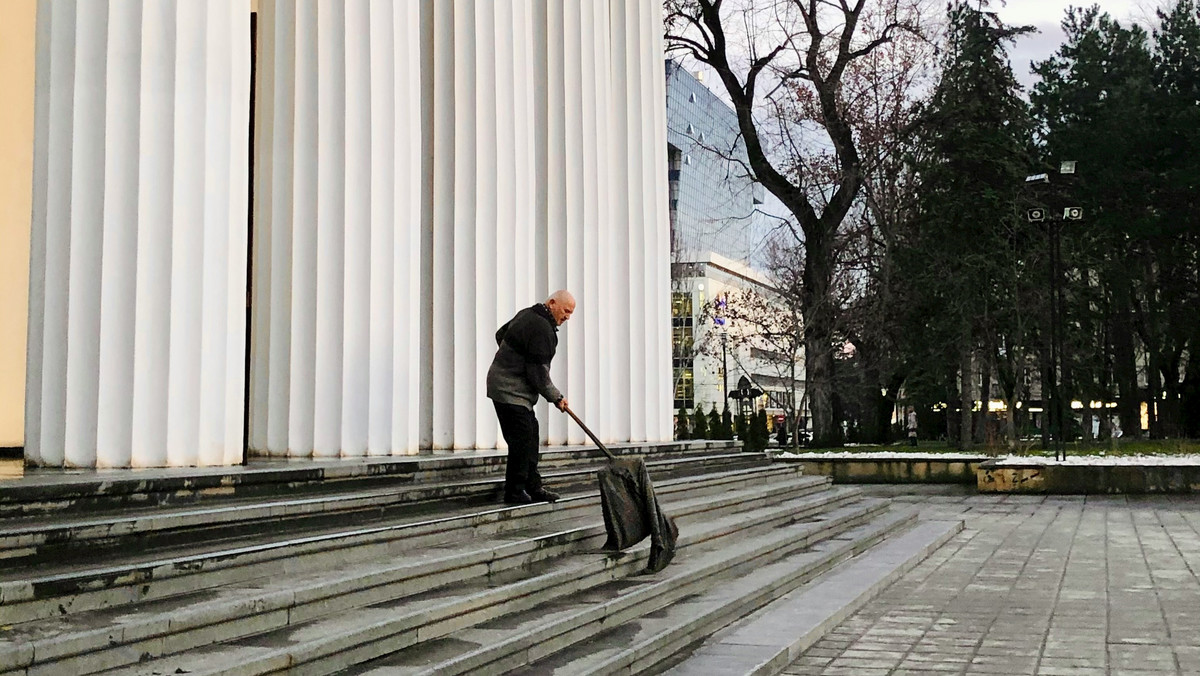 Wiktor Bobok zatrzymał taksówkę obok demonstrantów. Słyszał krzyki. Gdyby podszedł, może ujrzałby syna, zabrał? Ale ktoś spytał: pan wolny? I Wiktor odjechał.