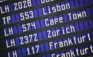 Omikron rozprzestrzenia się w Europie. Rządy reagują ograniczeniami na granicach