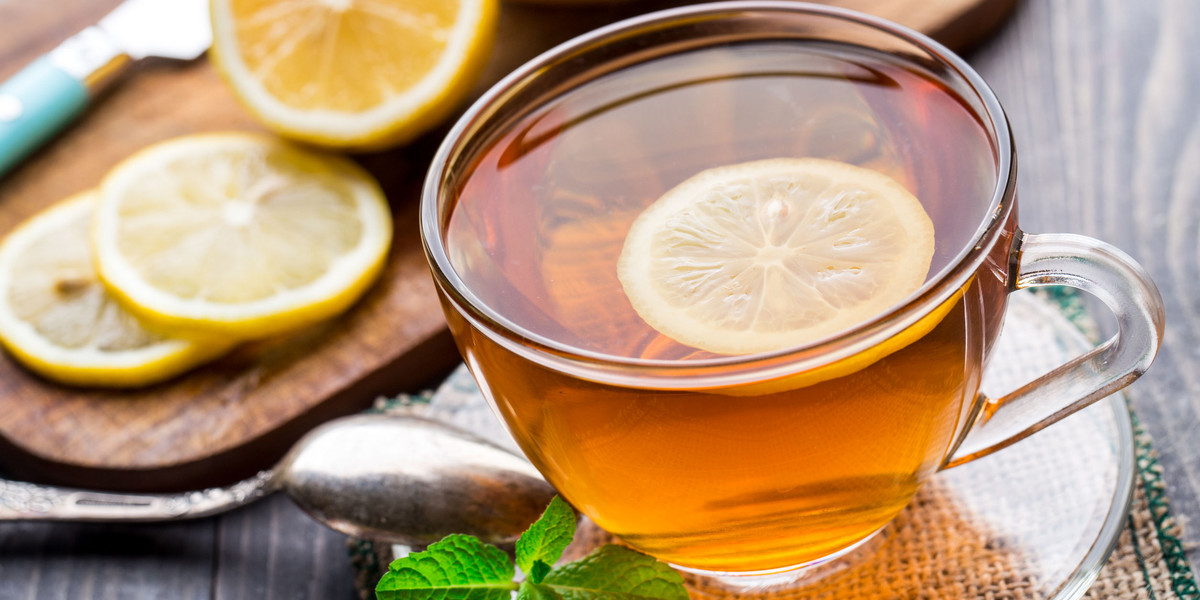Aby herbata z cytryną była zdrowa, trzeba umiejętnie ją zaparzyć.