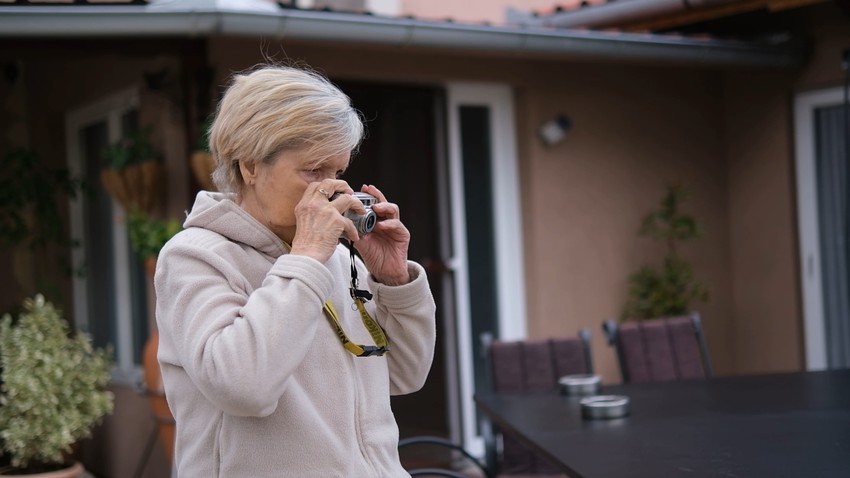 Akoš je naučio baku kako da koristi fotoaparat