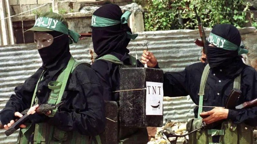 Palestinski militanti sa kutijama označenim kao TNT eksploziv, tokom antiizraelskog protesta u palestinskom izbegličkom kampu Ain al-Hilveh na periferiji južne libanske luke Sidon, oktobra 2000. godine | Foto: Getty Images