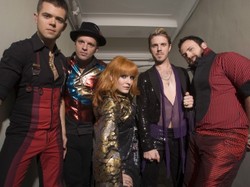 Scissor Sisters śpiewają z Fraglesami