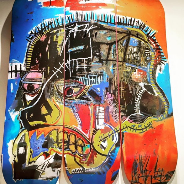 MoMA Shop, Nowy Jork. Rośnie też użytkowe wykorzystanie motywów prac artysty, np. “Skull” Basquiat’a na deskorolkach. Oryginał (The Broad Museum LA), obraz “Untitled” z 1982 roku (205.74 x 175.9 cm) można uznać za formę autoportretu, artysta pracował nad tym obrazem przez wiele miesięcy