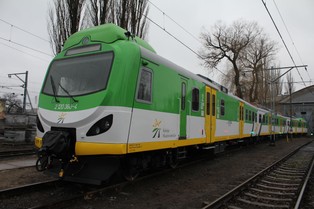 Koleje Mazowieckie: na tory wjechały pierwsze zmodernizowane EZT EN57AKM