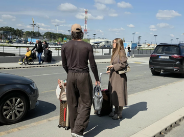 LEPA BRINETA PONOVO UKRALA SRCE GUDELJA: Zajedno u opuštenim izdanjima stiglu u Beograd, ONA GA PRATI U STOPU! (VIDEO)