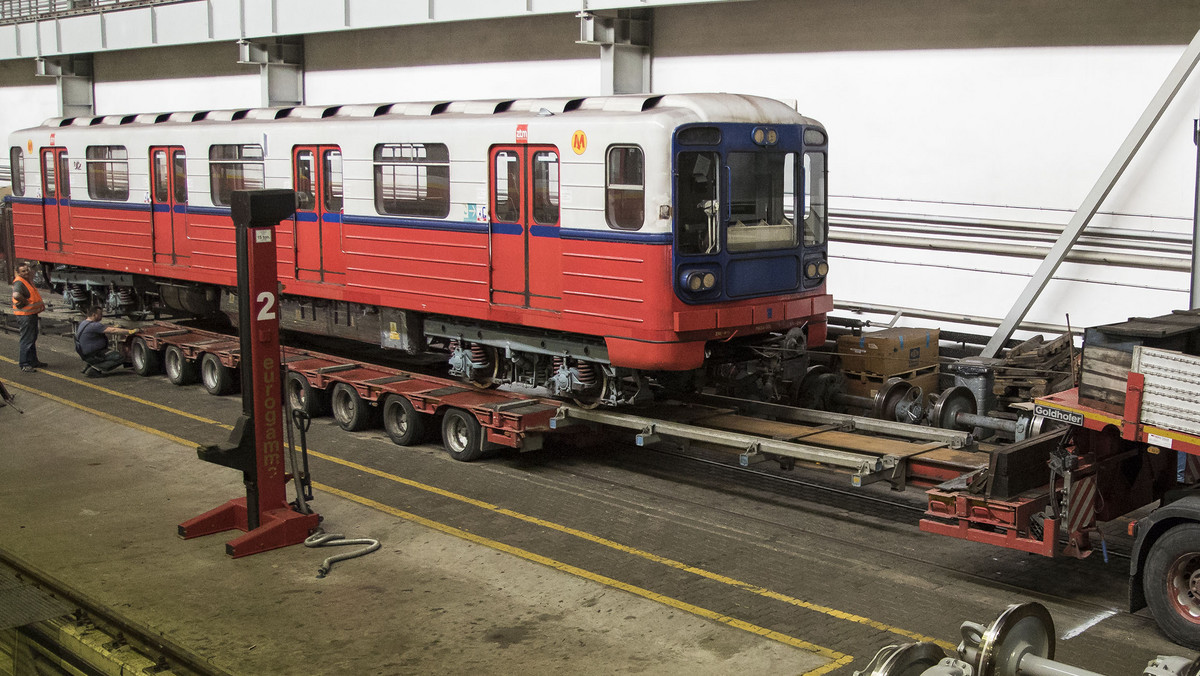 Kursują w warszawskim metrze od momentu jego uruchomienia i przejechały już ponad 2,2 mln kilometrów. Dlatego muszą przejść gruntowny remont. Chodzi o rosyjskie składy serii 81, wyprodukowane w Sankt Petersburgu. W ciągu dwóch lat naprawione zostaną w sumie 64 wagony. Pierwsze wyjadą ze stolicy na lawetach już wkrótce.