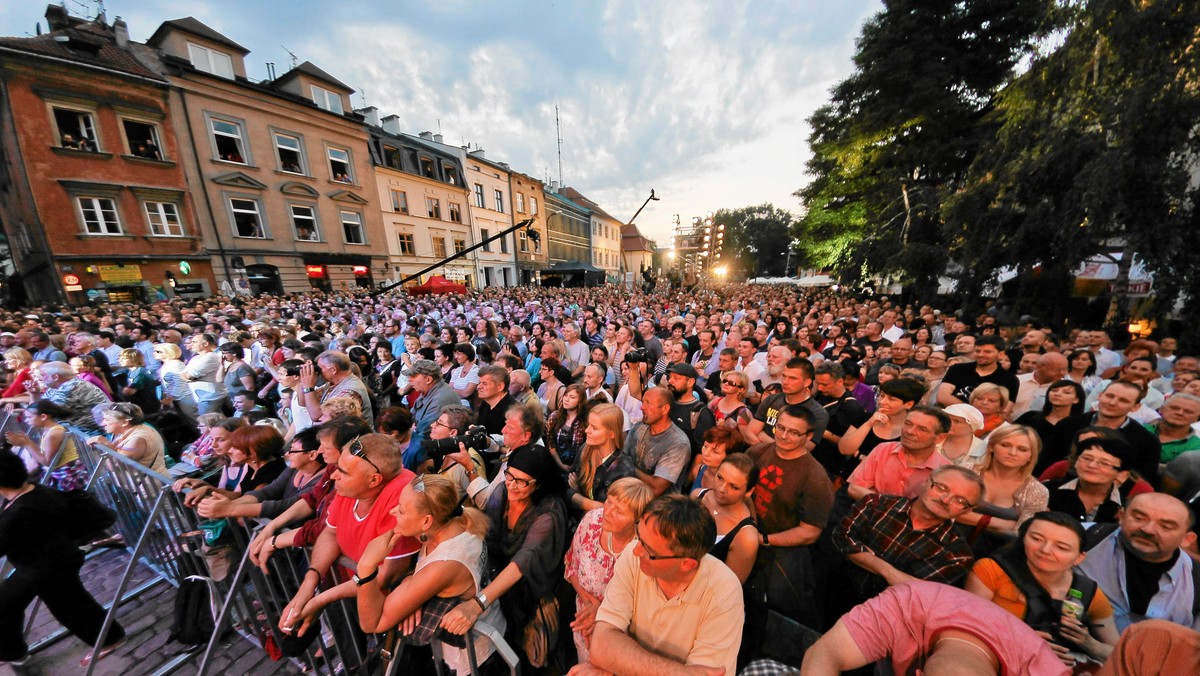 Koncert "Szalom na Szerokiej", jedno z największych wydarzeń muzycznych w świecie żydowskim, rozpoczął się w Krakowie w sobotni wieczór. Jak co roku impreza potrwa ok. siedmiu godzin i zakończy trwający od ponad tygodnia Festiwal Kultury Żydowskiej (FKŻ).