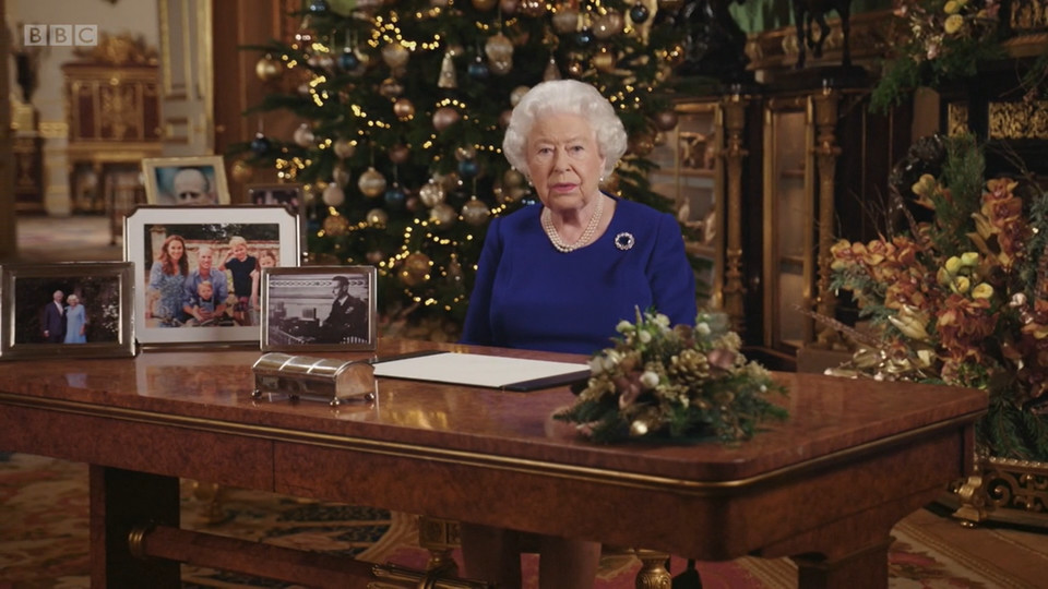 Królowa Elżbieta II przy choince w Sandringham