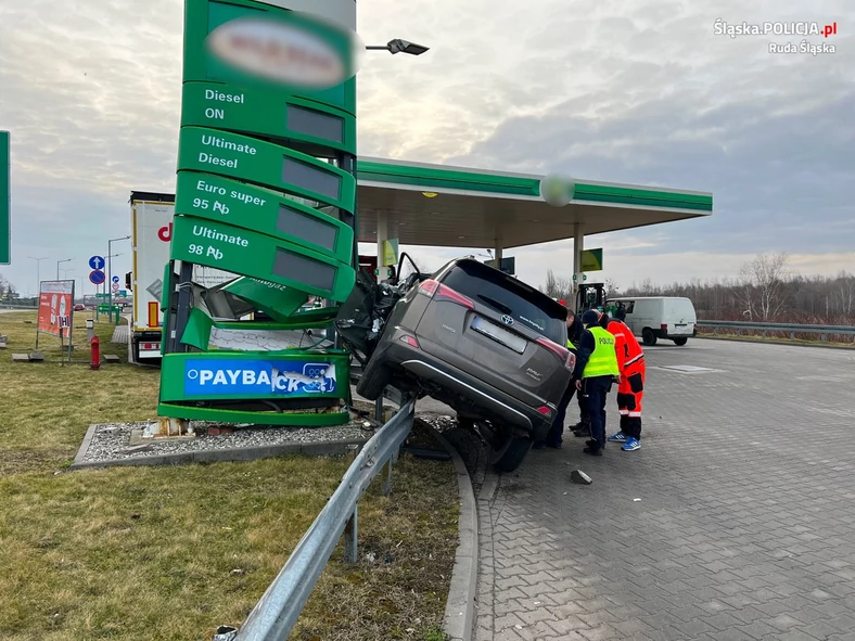 Pijany kierowca ucieczkę zakończył na stacji paliw