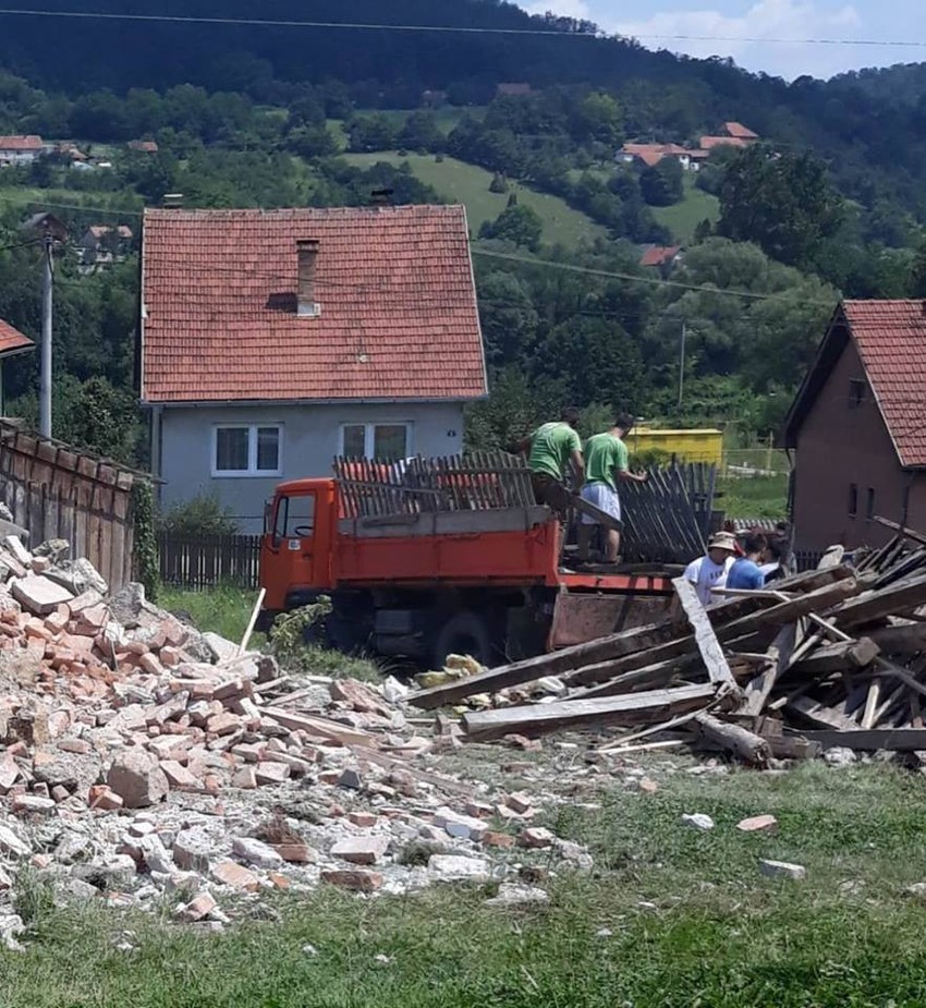 Stara kuća je srušena do temelja