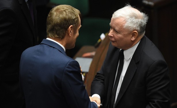 1.10.2014. Były premier Donald Tusk (L) i prezes PiS Jarosław Kaczyński (P) po expose premier rządu