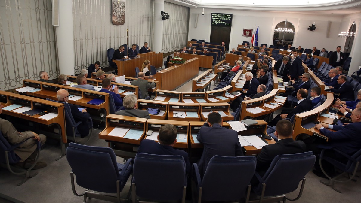 Zarówno Sejm, jak i teraz Senat przyjęły już ustawę o Radzie Mediów Narodowych. Senatorowie nie wnieśli żadnych poprawek. Teraz dokument trafi na biurko prezydenta. Andrzej Duda będzie miał 14 dni na podpisanie tej ustawy.