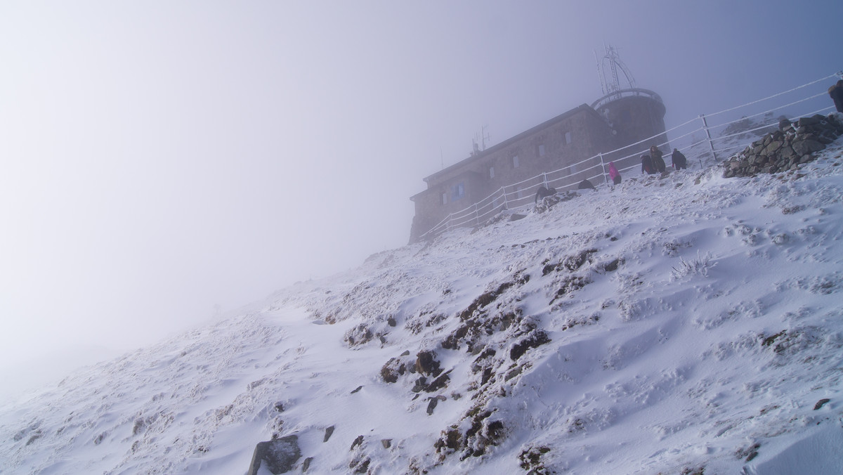 70 cm śniegu na szczytach Tatr, ale na narty za wcześnie