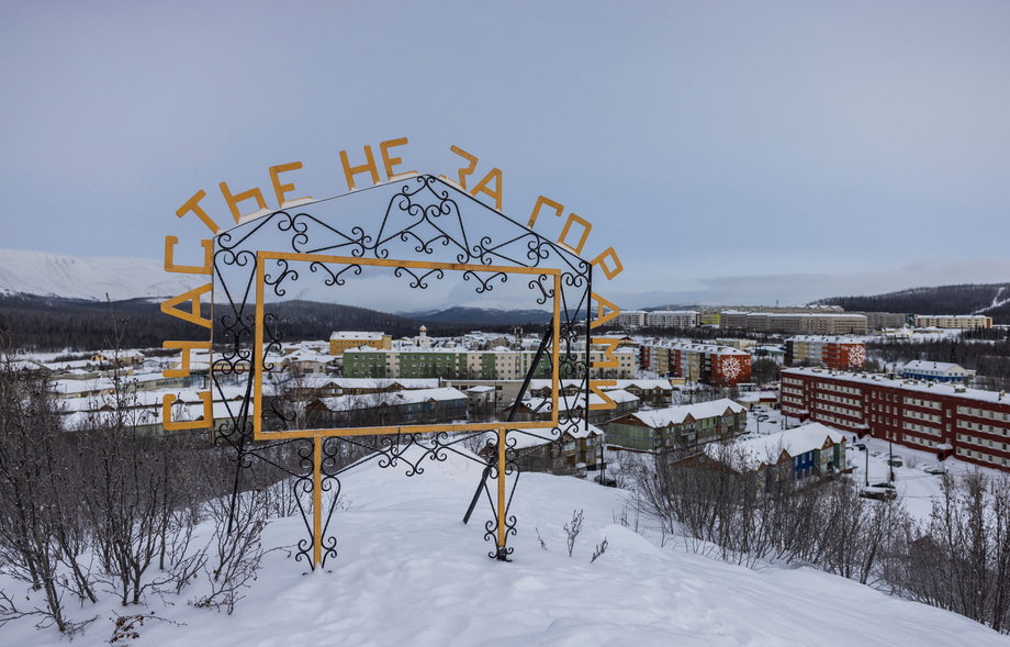Widok przez ramkę z napisem "Szczęście niedaleko" przedstawia osadę Charp i terytorium kolonii karnej IK-3 w obwodzie jamalsko-nienieckim, Rosja, 20 lutego 2024 r.