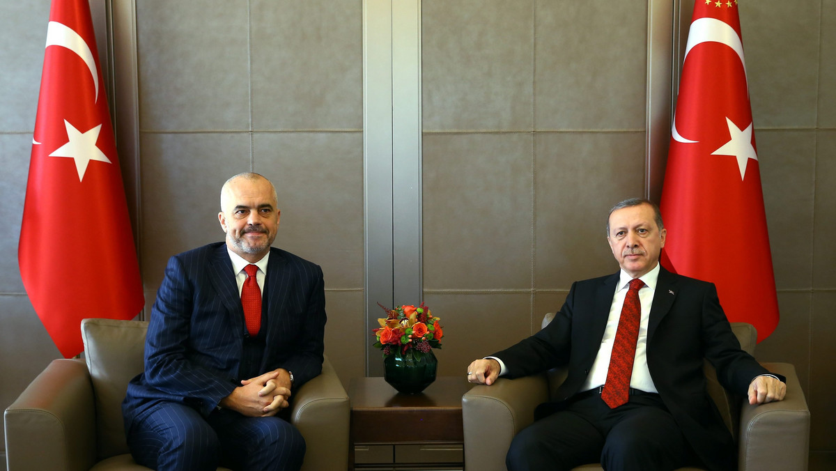 Turcja wezwała ambasadora Rosji Andrieja Karłowa w związku z "intensywnym" bombardowaniem turkmeńskich wiosek w północnej Syrii przez rosyjskie samoloty - poinformował dziś turecki premier Ahmet Davutoglu.