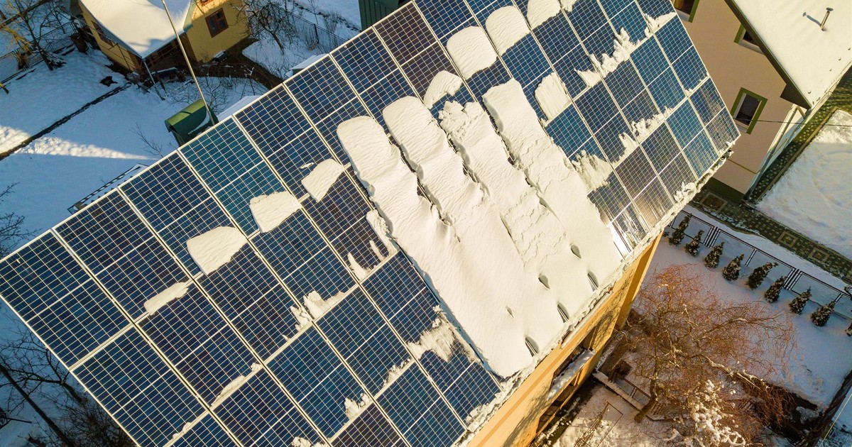 Panele fotowoltaiczne zimą. Tego lepiej nie robić, gdy spadnie śnieg