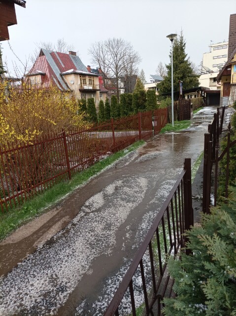 Jedna z dróg w centrum Zakopanego